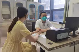 女子跟着视频练习颈椎操，不料导致颈椎病复发图片