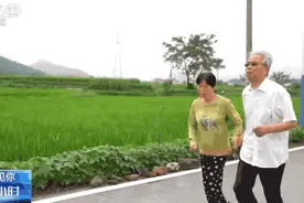 一根头绳，两个人，30年……图片
