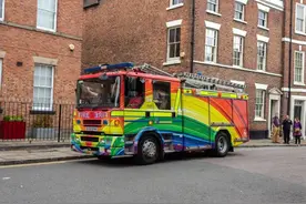 英国消防部门花1.7万英镑将消防车涂成彩虹色：鼓励体现“包容性”图片