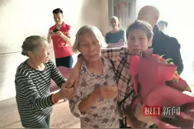 极目寻亲｜59年前她下错车和家人失散，昨日回到娄底老家抱着姐姐痛哭图片