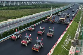 京沪高速公路改扩建工程（淮安段）机械化摊铺沥青图片