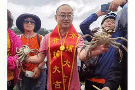 江苏镇江：今秋第一网螃蟹开捕图片