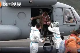 双机配合 悬停吊救 视频直击西部战区空军直升机救援现场 |“9·5”泸定地震图片