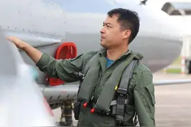 空军飞行员换发21式飞行服图片