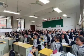 “浙”位90后女教师火了！因为她带学生坐在课桌前跳舞……图片