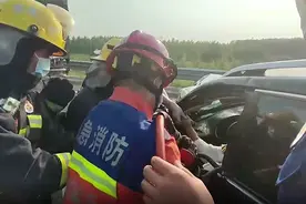 果然视频｜男子被困车内大喊“救命”，消防员灭火返回途中伸援手图片