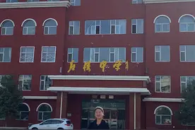 贫困县走出的研究生重返母校：希望孩子们自信地与世界“交手”图片