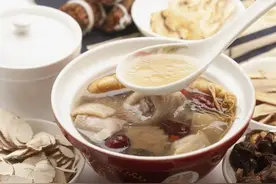 乌骨鸡、老母鸡，哪个更滋补？这样吃，养肾、润肺，味道太鲜了图片