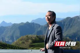 张家界“容中尔甲”倾情打造新歌《张家界我的家乡》词曲唱一人全揽图片