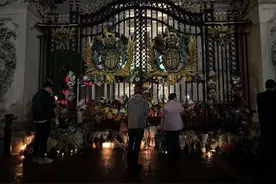 小时连线│女王照片挂满伦敦街头，她走了，把英国国民生活的一部分也带走了图片