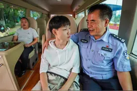 小伙因家庭困难欲打工养家，“警察爸爸”包下四年学费送他入学图片