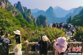 游客登安徽黄山欢度中秋图片