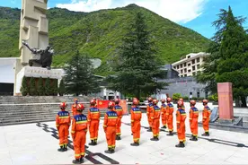 大渡河畔参加救援的消防员 在飞夺泸定桥纪念碑前火线入党图片