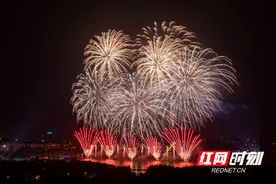 浏阳烟花再次绽放央视“秋晚”“花”开湖上，邀全球华人同赏“花好月圆”图片