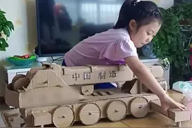 午FUN丨父亲的陪伴！爸爸用废纸板给女儿做可转动吊车模型图片