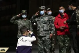 后续来了！武警战士决定捐助“淡定喝奶”的萌娃图片