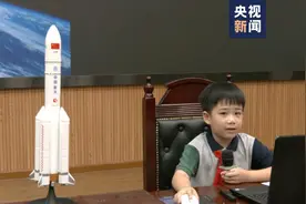 太酷了！9岁“火箭男孩”讲航天课，造火箭模型图片