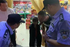 台风夜路边怎么有个小女孩边走边哭？杭州小店老板赶紧报了警……图片