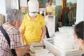 他们吃饭，自愿多掏钱图片