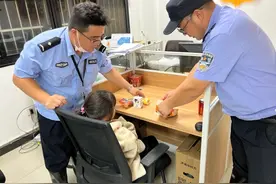 台风夜小女孩负气离家出走 浑身湿透的她在迷路时遇到了好心人图片