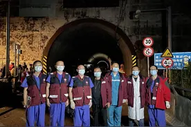 四川大学华西医院全力救援泸定地震伤员，实现危重伤员零死亡图片