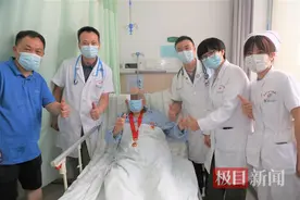 九旬老兵勇敢接受心脏手术，出院前获赠医护特制徽章图片
