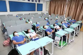 返校日“智能午休桌椅”成新宠！这所深圳学校解决午休难题亮新招图片