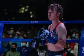 李丽姗 | 鸳鸯袖里握兵符，爱与梦从不冲突图片