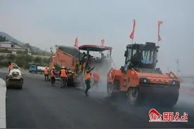 天水市三阳川隧道及引线工程开始铺油 预计年底开通试运行图片