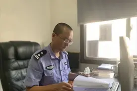 民警牛得草火了，网友赠外号“牛得很”图片