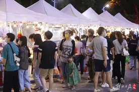 秋风送爽，上海“首尔夜市”人气旺……图片