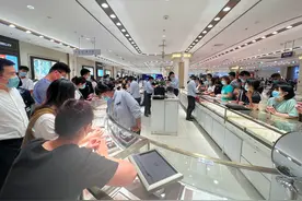 金价下跌带动“淘金”热，多家金店人气旺，但投资需谨慎图片
