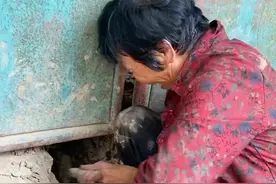 奶奶出门忘带钥匙挖门洞进屋，孙女拍视频记录：奶奶身体很棒图片