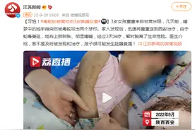 可怕！毒蛇钻被窝咬伤3岁熟睡女童图片