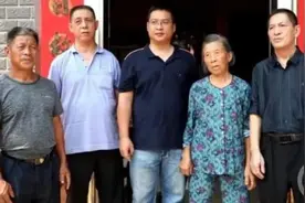 6岁男童自家旅店被客人拐走，33年后与白发母亲团圆图片