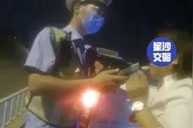9分钟内假吹20次！二次酒驾被查，驾驶员“花式吹气”狂炫演技图片
