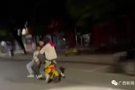 危险！五名中学生同骑一辆共享电动车“炫技”，交警出手了......图片