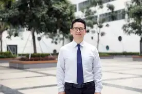 持续17年致力于数字技术支持下的数学课程的创新实践，他说“技术思维比技术更重要”图片