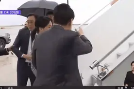 雨中撑伞不顾老婆，尹锡悦又被嘲…图片