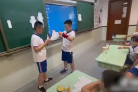福州一小学性教育课男生上台学用卫生巾，专家力挺：科学教育不必扭扭捏捏图片