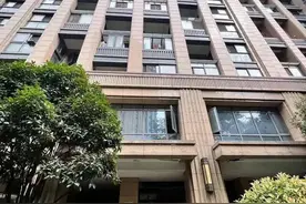杭州一小区天降大狗，老人孩子被砸紧急送医！业主群炸锅，24楼跳下几十斤重的哈士奇？图片