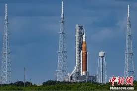 担忧飓风侵袭 NASA第三次推迟探月火箭发射图片