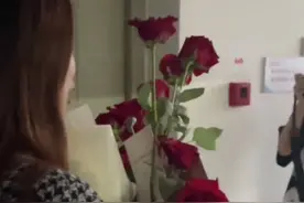 女生20岁生日舍友托整层楼送玫瑰，回应：很感动，她们给了我前所未有的浪漫图片