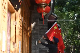国旗飘飘迎国庆 街头节日氛围浓图片