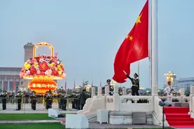 今早的天安门广场，群众提前彻夜守候，观升旗唱国歌图片