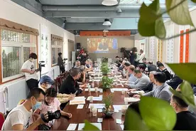 “载阳启运”遆高亮楹联书法作品展开幕图片