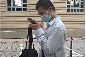 “韦神”排队做核酸，手上拎包成亮点！网友：一般人还真用不起图片