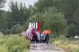 红事白事“狭路相逢”，友好协商后婚车让行，接亲人：逝者为大图片