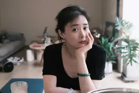 39岁“华妃”蒋欣，妆前妆后两幅面孔，网友：有些落差图片