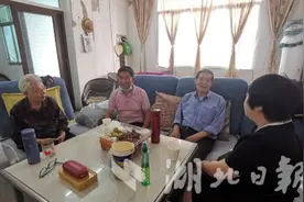 情暖金秋 爱在重阳：来凤县大河镇看望退休教师代表图片